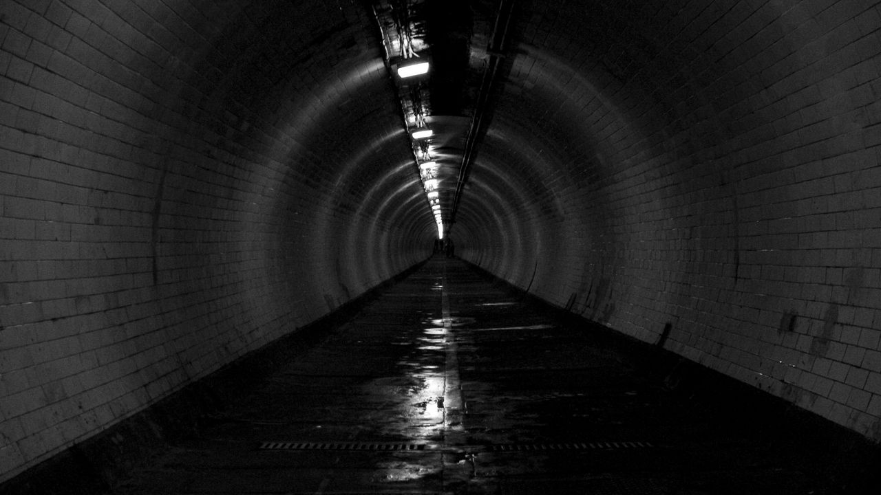Обои тоннель, темнота, огни, черно-белый