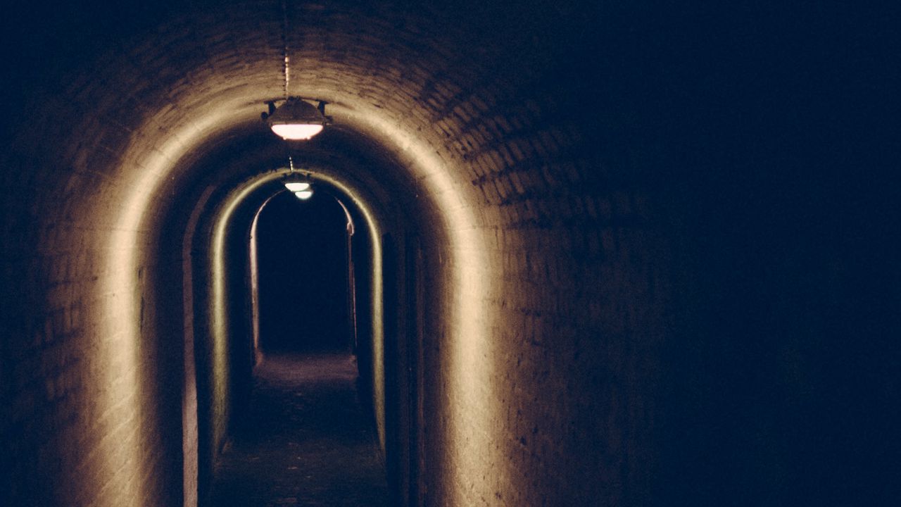 Обои тоннель, темный, фонарь