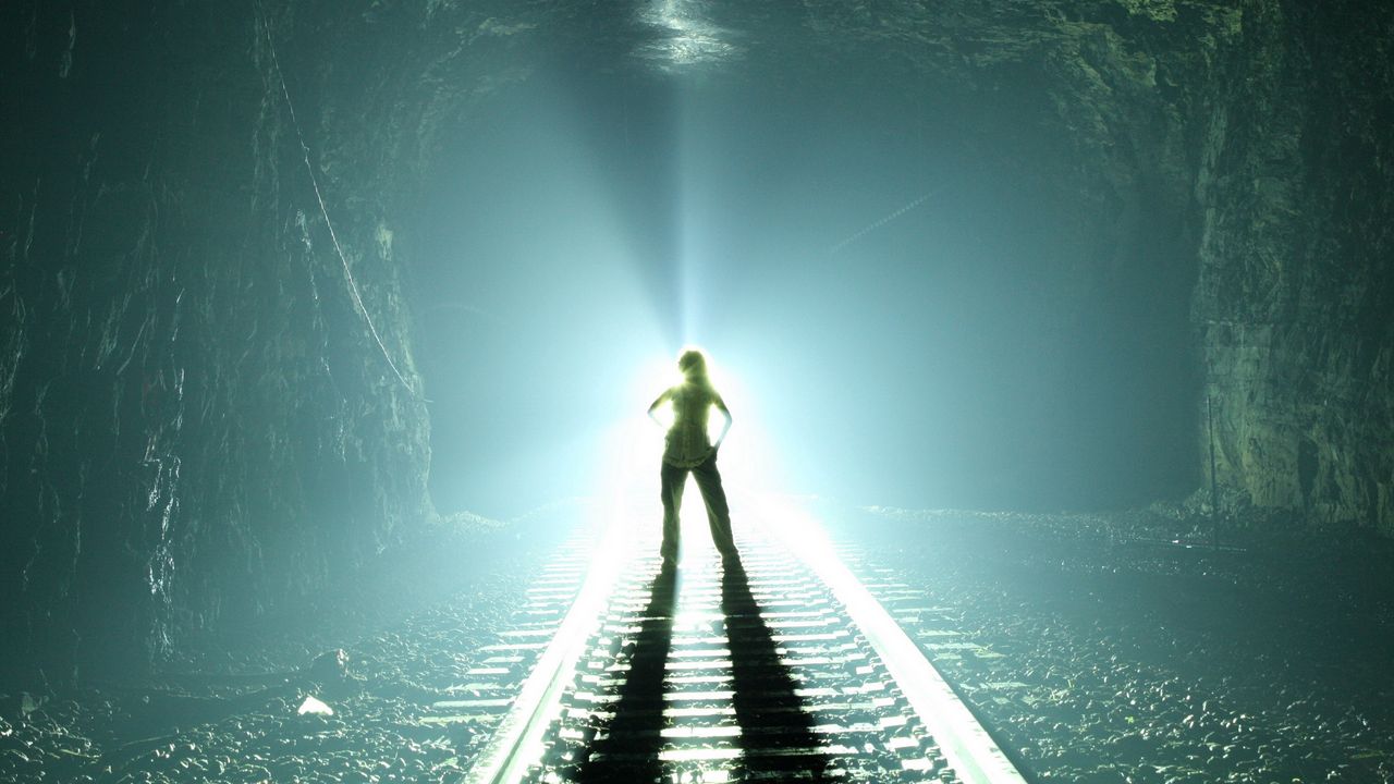 Обои тоннель, железная дорога, человек