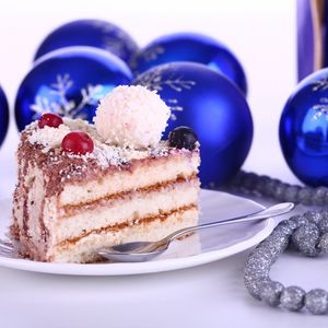 Превью обои торт, бусы, десерт, новый год, игрушки