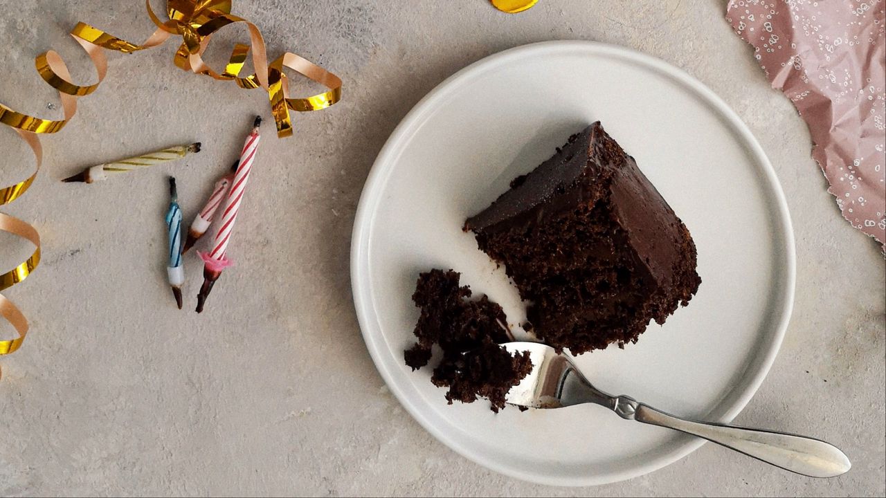 Обои торт, десерт, шоколад, свечи, тарелки, праздник