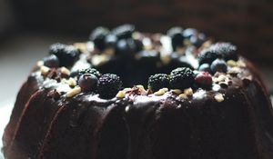 Превью обои торт, шоколад, ягоды, десерт, темный