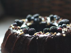 Превью обои торт, шоколад, ягоды, десерт, темный