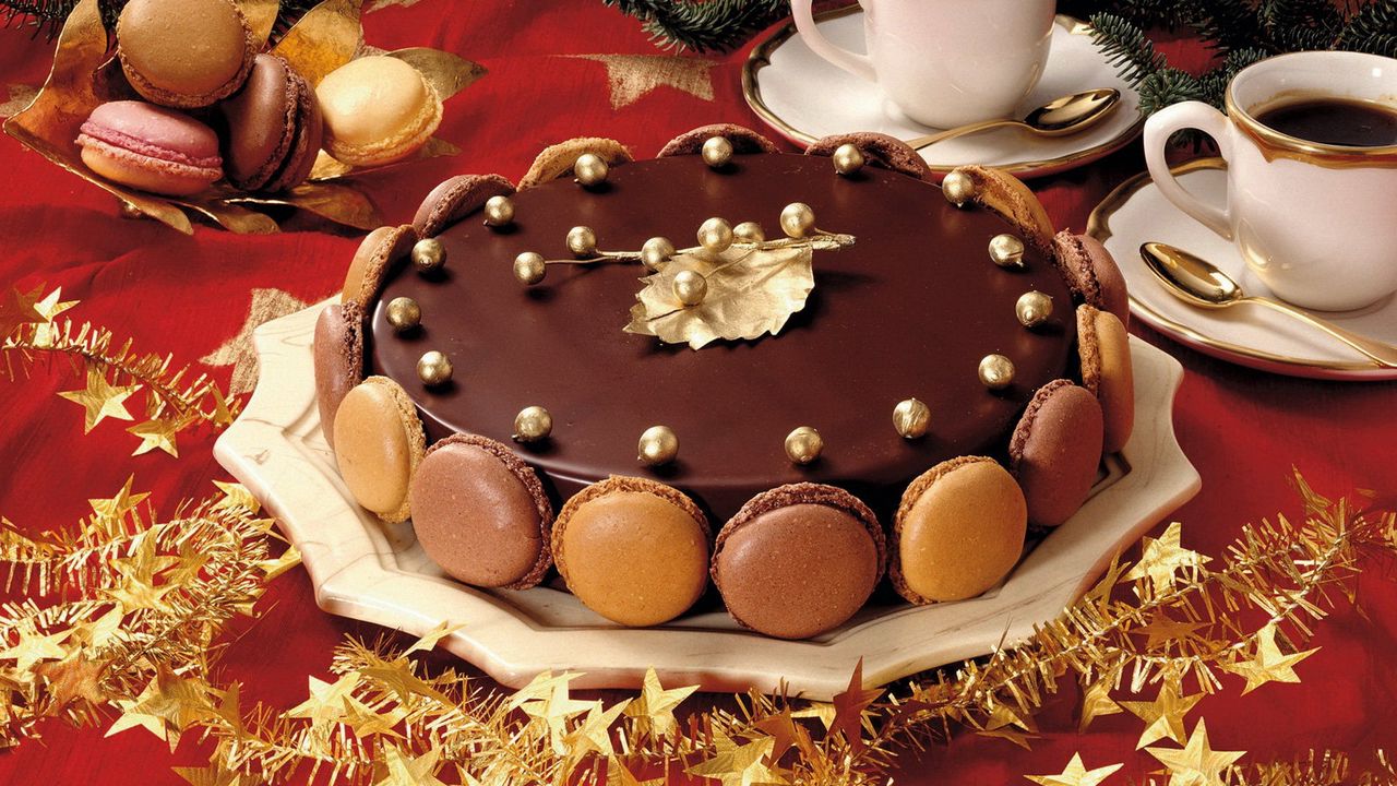 Обои торт, сладкое, десерт, шоколад, глазурь, праздничный стол, кофе, бокалы