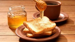 Превью обои тосты, хлеб, мед, чай