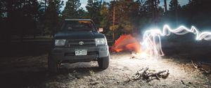 Превью обои toyota, автомобиль, фризлайт, кемпинг, ночь