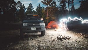 Превью обои toyota, автомобиль, фризлайт, кемпинг, ночь