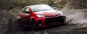 Превью обои toyota, автомобиль, красный, лужа, брызги