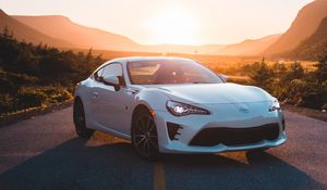 Превью обои toyota, автомобиль, спорткар, вид сбоку, белый, дорога