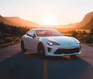 Превью обои toyota, автомобиль, спорткар, вид сбоку, белый, дорога