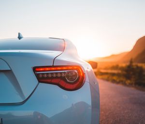 Превью обои toyota, автомобиль, спорткар, фара, вид сзади, белый