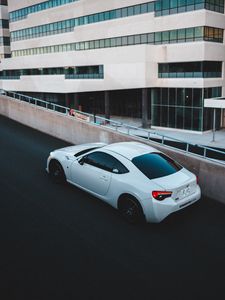 Превью обои toyota, автомобиль, спорткар, вид сбоку, белый, здание