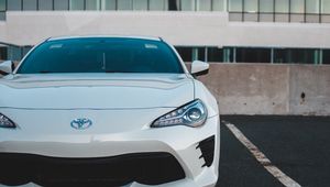 Превью обои toyota, автомобиль, спорткар, вид спереди, белый, фары