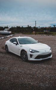 Превью обои toyota, автомобиль, вид сбоку, фары, белый