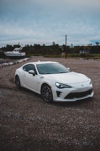Превью обои toyota, автомобиль, вид сбоку, фары, белый