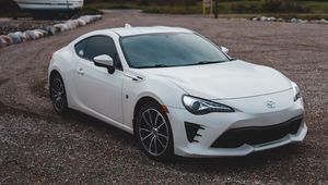 Превью обои toyota, автомобиль, вид сбоку, фары, белый