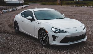 Превью обои toyota, автомобиль, вид сбоку, фары, белый