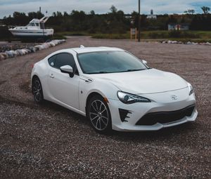 Превью обои toyota, автомобиль, вид сбоку, фары, белый