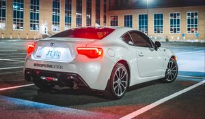 Превью обои toyota, автомобиль, вид сбоку, белый, свечение