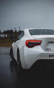 Превью обои toyota, автомобиль, вид сзади, белый, мокрый