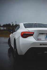 Превью обои toyota, автомобиль, вид сзади, белый, мокрый