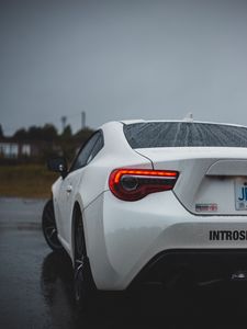 Превью обои toyota, автомобиль, вид сзади, белый, мокрый