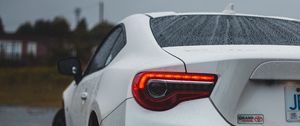 Превью обои toyota, автомобиль, вид сзади, белый, мокрый