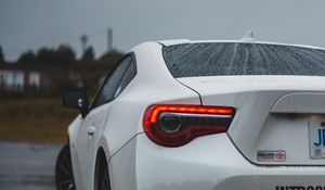 Превью обои toyota, автомобиль, вид сзади, белый, мокрый