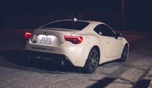 Превью обои toyota, автомобиль, вид сзади, белый, свечение