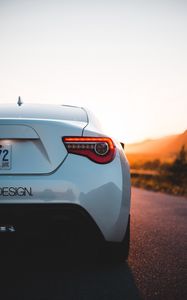Превью обои toyota, автомобиль, вид сзади, фара, белый