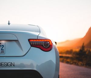 Превью обои toyota, автомобиль, вид сзади, фара, белый
