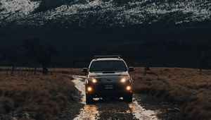 Превью обои toyota, автомобиль, внедорожник, вид спереди, скалы, дорога