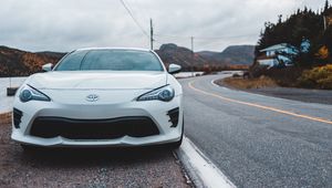 Превью обои toyota, фары, дорога, белый