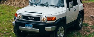 Превью обои toyota fj cruiser, toyota, автомобиль, внедорожник, серый, лес, трава