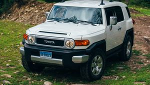 Превью обои toyota fj cruiser, toyota, автомобиль, внедорожник, серый, лес, трава