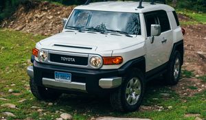 Превью обои toyota fj cruiser, toyota, автомобиль, внедорожник, серый, лес, трава