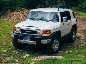 Превью обои toyota fj cruiser, toyota, автомобиль, внедорожник, серый, лес, трава