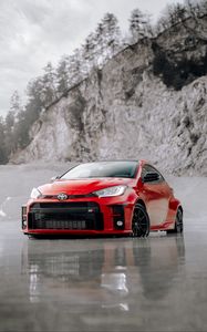 Превью обои toyota gr yaris, toyota, автомобиль, красный, вид спереди, пляж