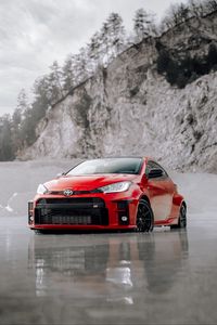 Превью обои toyota gr yaris, toyota, автомобиль, красный, вид спереди, пляж
