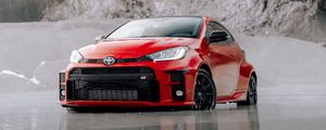 Превью обои toyota gr yaris, toyota, автомобиль, красный, вид спереди, пляж