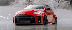 Превью обои toyota gr yaris, toyota, автомобиль, красный, вид спереди, пляж