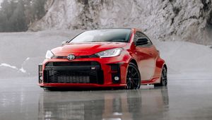 Превью обои toyota gr yaris, toyota, автомобиль, красный, вид спереди, пляж