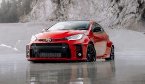 Превью обои toyota gr yaris, toyota, автомобиль, красный, вид спереди, пляж