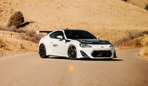 Превью обои toyota gt86, toyota, автомобиль, спорткар, белый, дорога, холмы