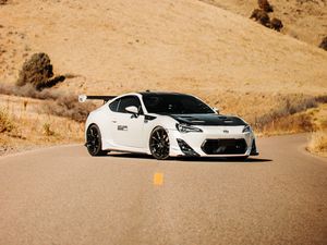 Превью обои toyota gt86, toyota, автомобиль, спорткар, белый, дорога, холмы