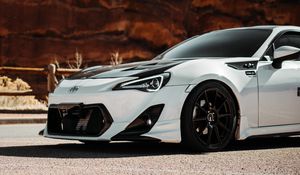 Превью обои toyota gt86, toyota, автомобиль, белый, дорога, скалы