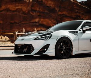 Превью обои toyota gt86, toyota, автомобиль, белый, дорога, скалы