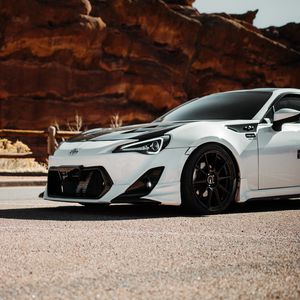 Превью обои toyota gt86, toyota, автомобиль, белый, дорога, скалы