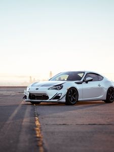 Превью обои toyota gt86, toyota, автомобиль, белый, стоянка