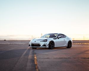 Превью обои toyota gt86, toyota, автомобиль, белый, стоянка